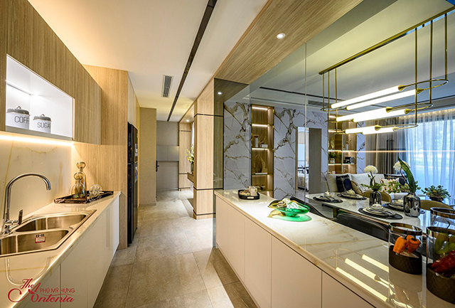 Phòng bếp đầy đủ tiện nghi với phần tủ bếp bằng gỗ cao cấp, mặt đá sang trọng, tinh tế
